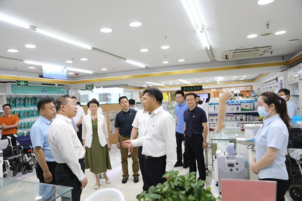 商務(wù)部副部長盛秋平一行到國藥集團(tuán)北京國大金象調(diào)研指導(dǎo)